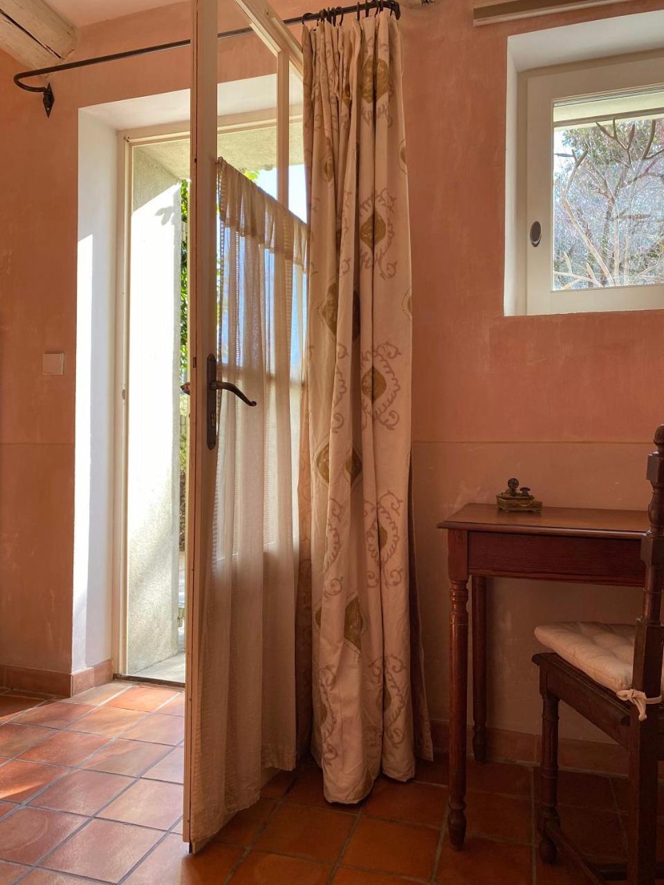 Le Mas de la Martelière Le Thor Habitación foto