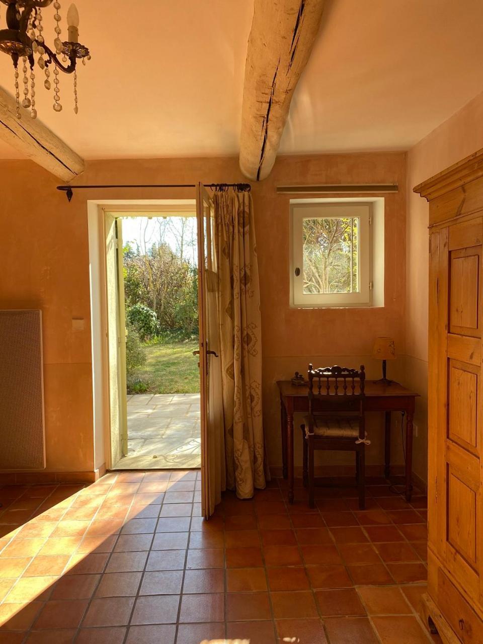 Le Mas de la Martelière Le Thor Habitación foto